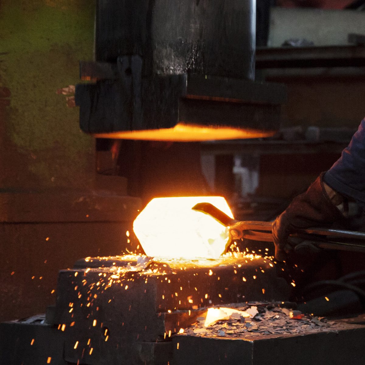 PRESSA-forge-worker-pre-forms-steel-billet-on-5-tonne-cle-2024-11-03-07-57-45-utc.jpg